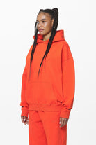 Pegador Clarita Logo Oversized Hoodie Washed Signal Red Gum Seitenansicht aus der Do not Disturb Kollektion für DaHerren