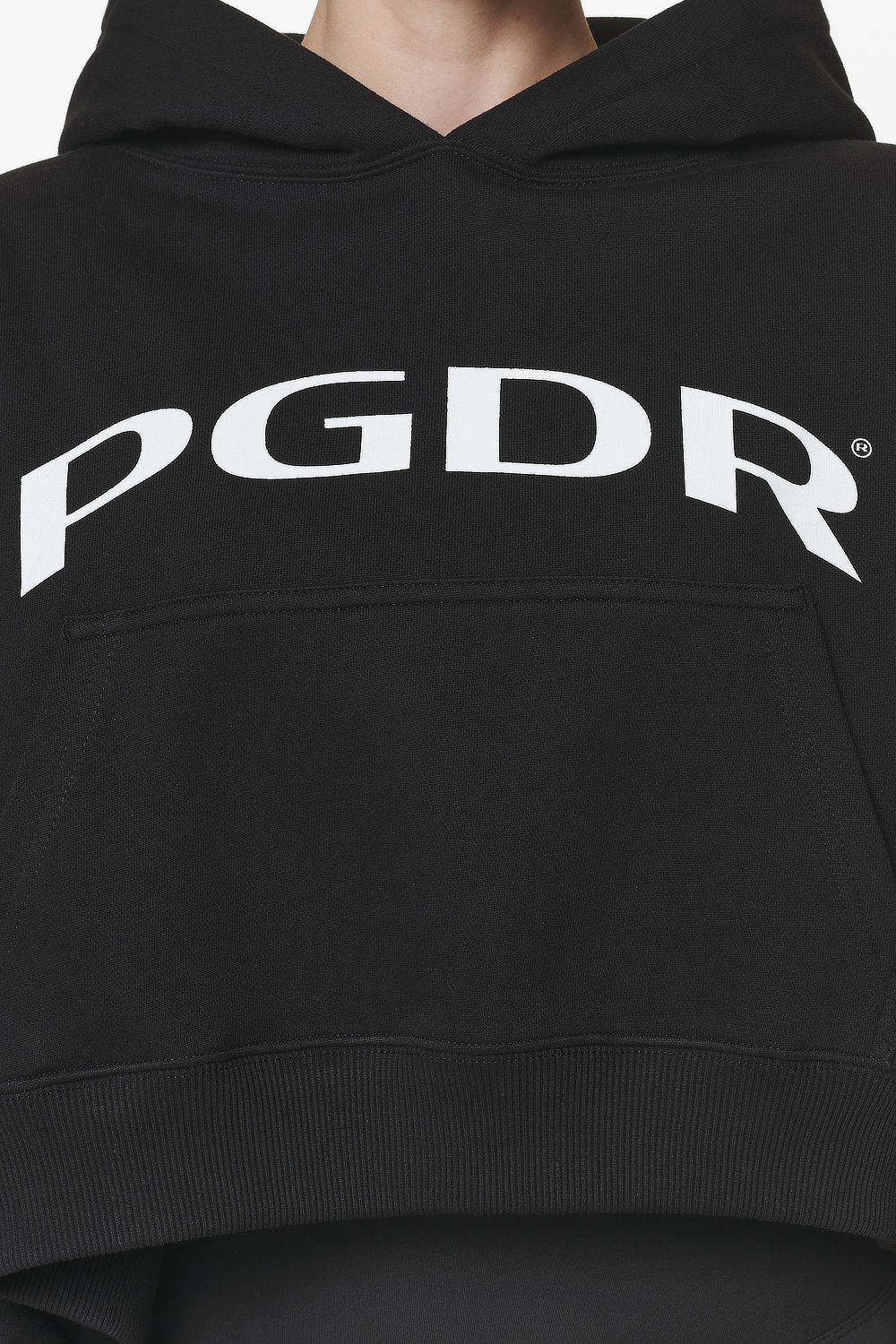 Pegador Troms Oversized Cropped Hoodie Black Detailshot aus der Do not Disturb Kollektion für DaHerren