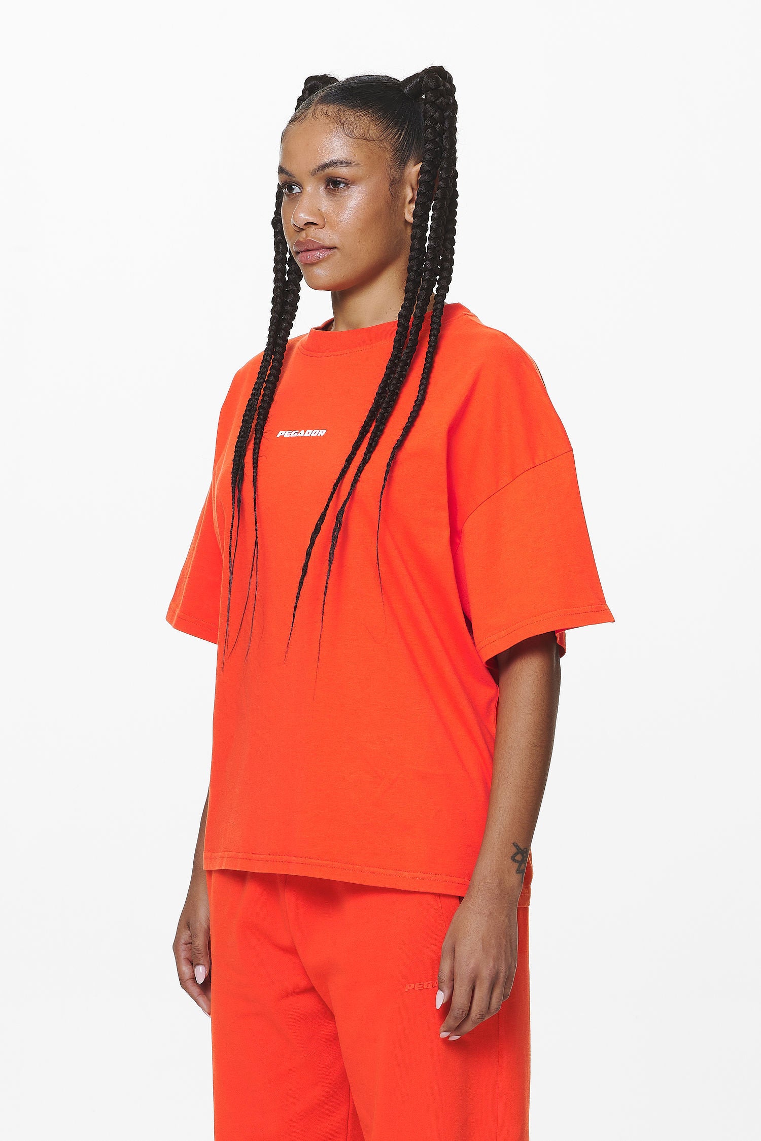 Pegador Arendal Logo Heavy Oversized Tee Washed Signal Red Gegenansicht aus der Do not Disturb Kollektion für DaHerren