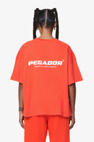 Pegador Arendal Logo Heavy Oversized Tee Washed Signal Red Detailshot aus der Do not Disturb Kollektion für DaHerren