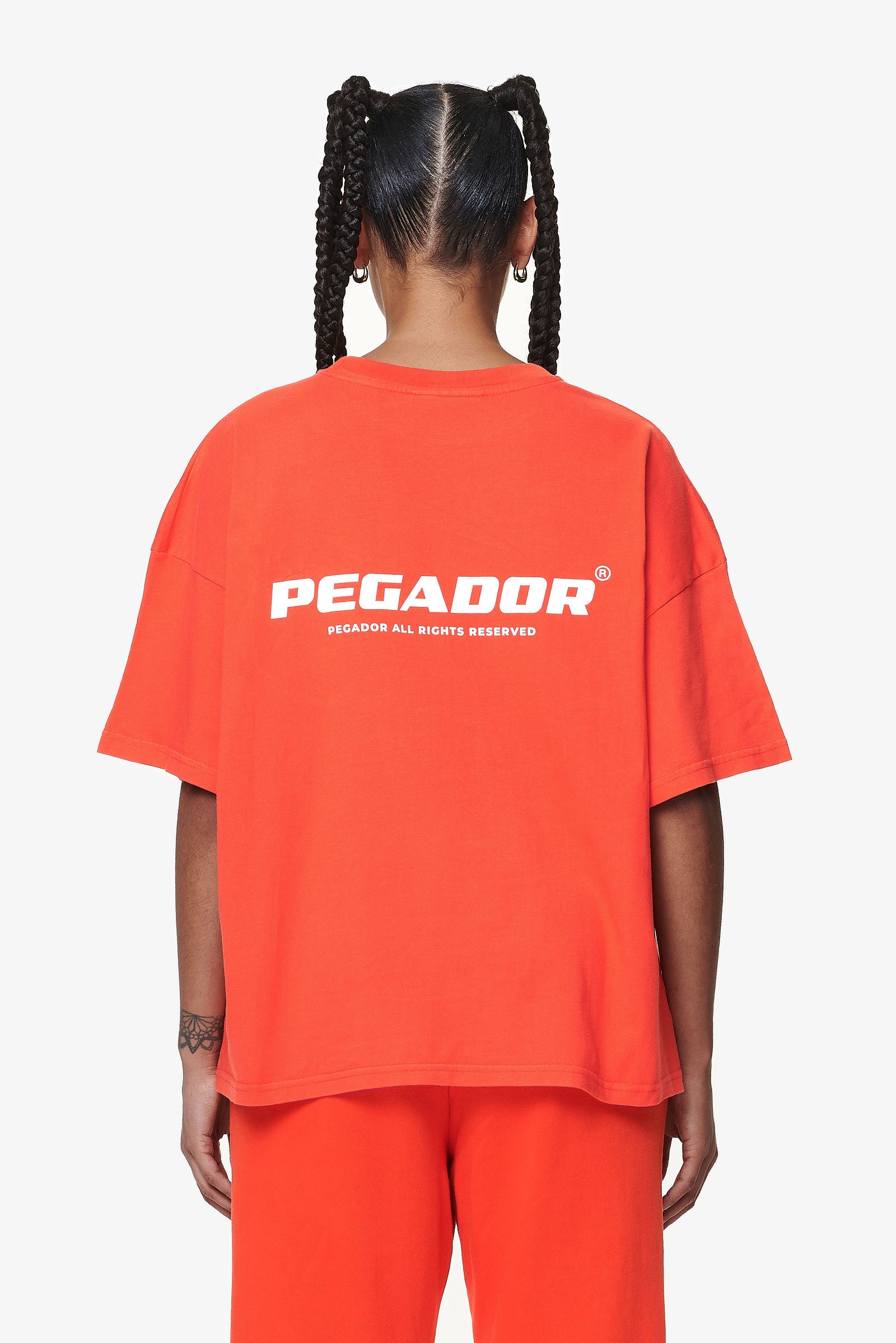 Pegador Arendal Logo Heavy Oversized Tee Washed Signal Red Detailshot aus der Do not Disturb Kollektion für DaHerren