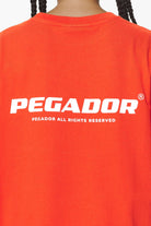 Pegador Arendal Logo Heavy Oversized Tee Washed Signal Red Detailshot aus der Do not Disturb Kollektion für DaHerren