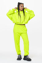 Pegador Skei Logo Oversized Cropped Hoodie Washed Lime Yellow Ganzkörper Bild aus der Do not Disturb Kollektion für DaHerren