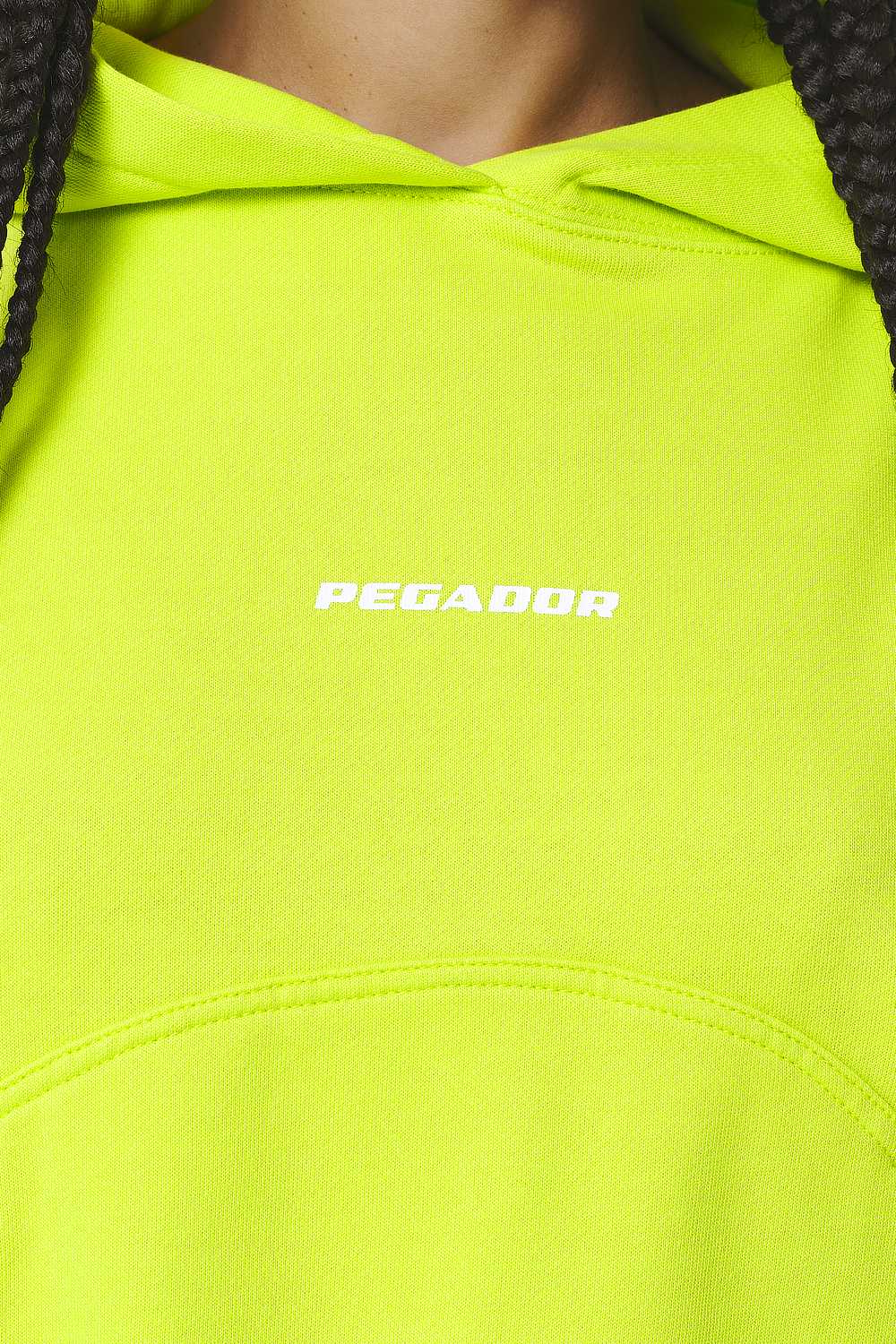 Pegador Skei Logo Oversized Cropped Hoodie Washed Lime Yellow Detailshot aus der Do not Disturb Kollektion für DaHerren