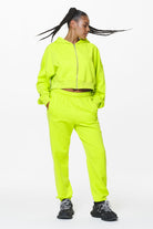 Pegador Marla Cropped Zip Hoodie Washed Lime Yellow Gum Ganzkörper Bild aus der Do not Disturb Kollektion für DaHerren