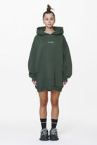 Pegador Malm Logo Oversized Hoodie Dress Washed Sage Green Seitenansicht aus der Do not Disturb Kollektion für DaHerren