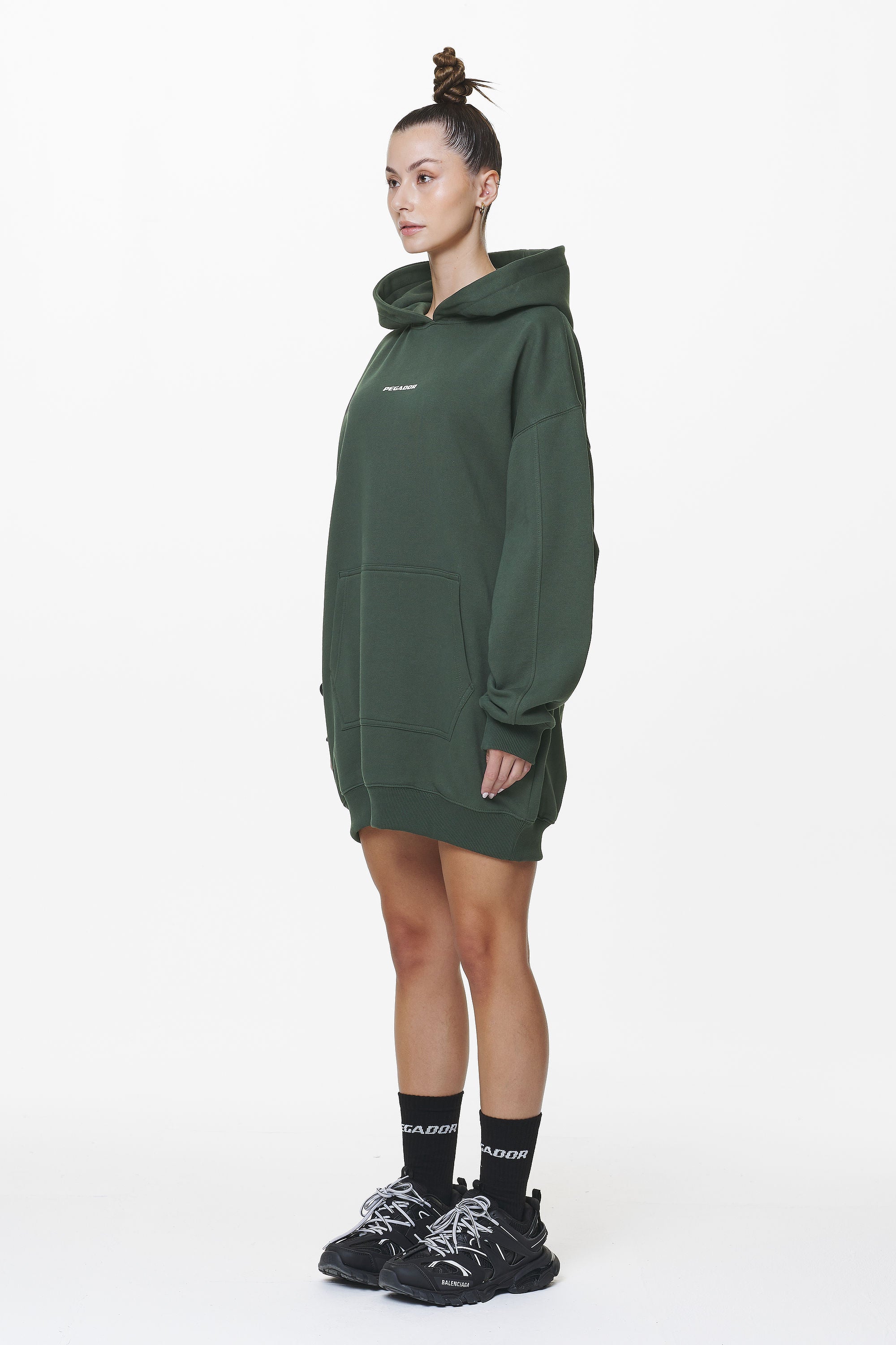 Pegador Malm Logo Oversized Hoodie Dress Washed Sage Green Gegenansicht aus der Do not Disturb Kollektion für DaHerren