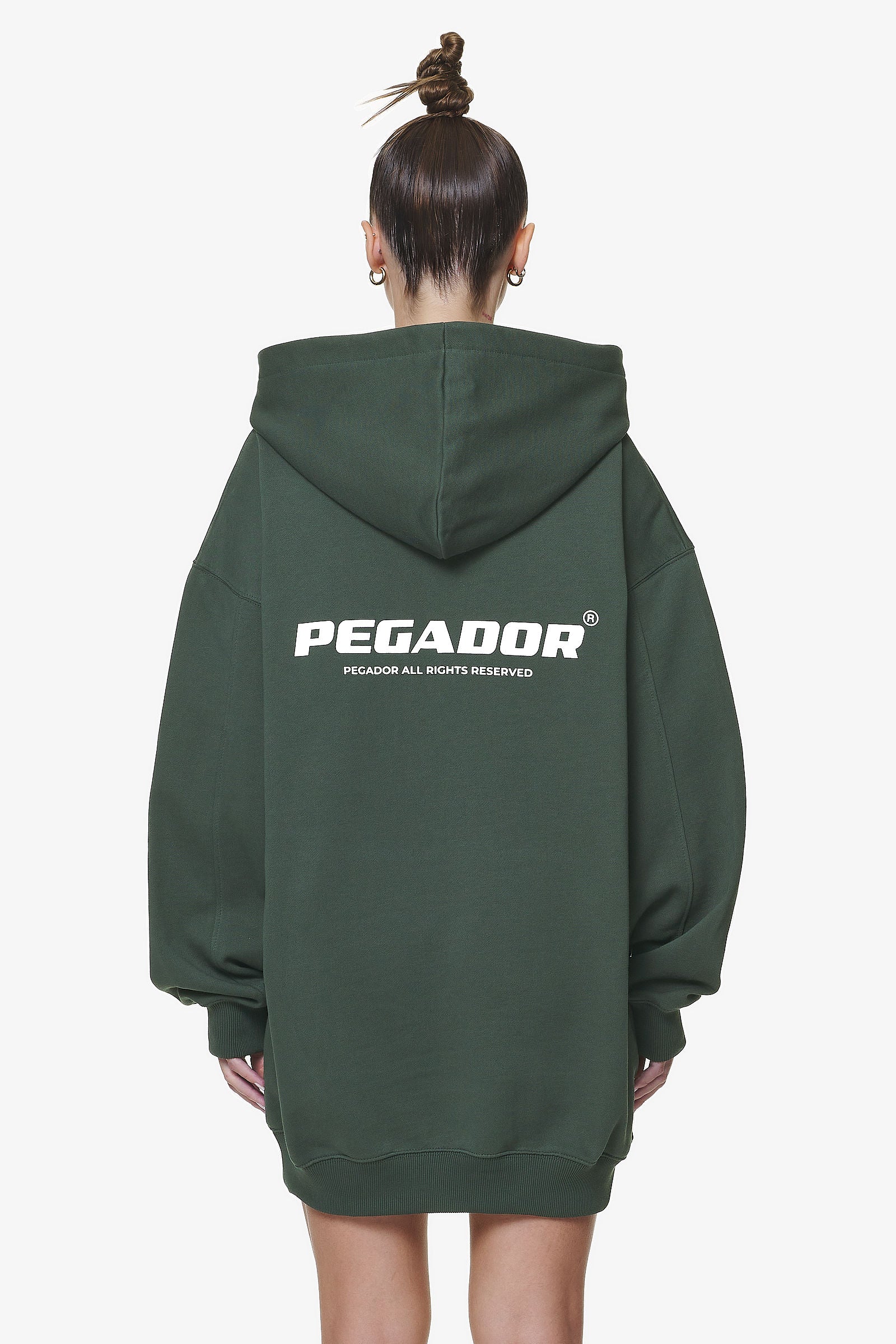 Pegador Malm Logo Oversized Hoodie Dress Washed Sage Green Hauptansicht aus der Do not Disturb Kollektion für DaHerren