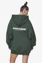 Pegador Malm Logo Oversized Hoodie Dress Washed Sage Green Detailshot aus der Do not Disturb Kollektion für DaHerren