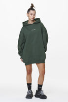 Pegador Malm Logo Oversized Hoodie Dress Washed Sage Green Ganzkörper Bild aus der Do not Disturb Kollektion für DaHerren