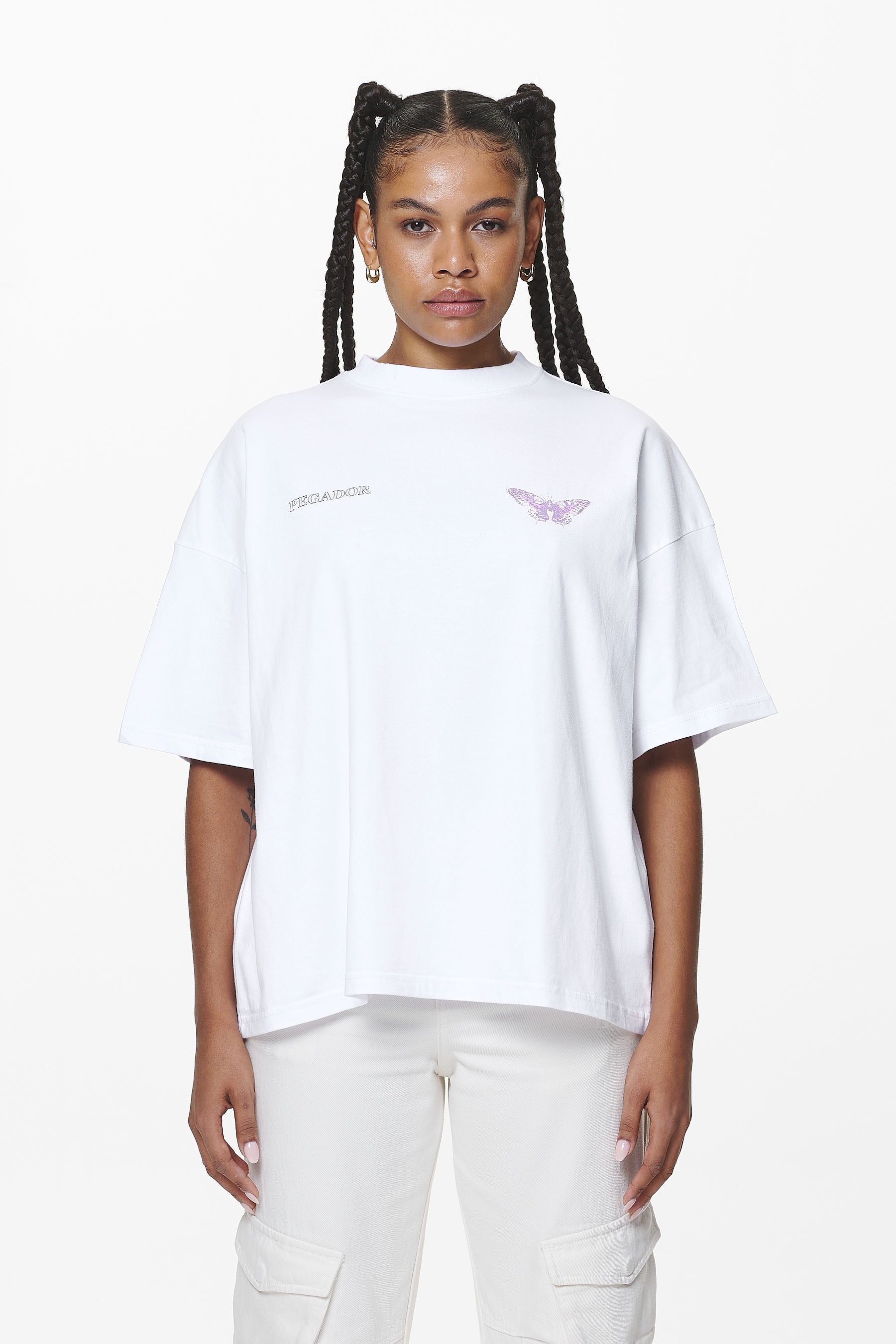 Pegador Eira Oversized Tee White Seitenansicht aus der Do not Disturb Kollektion für DaHerren