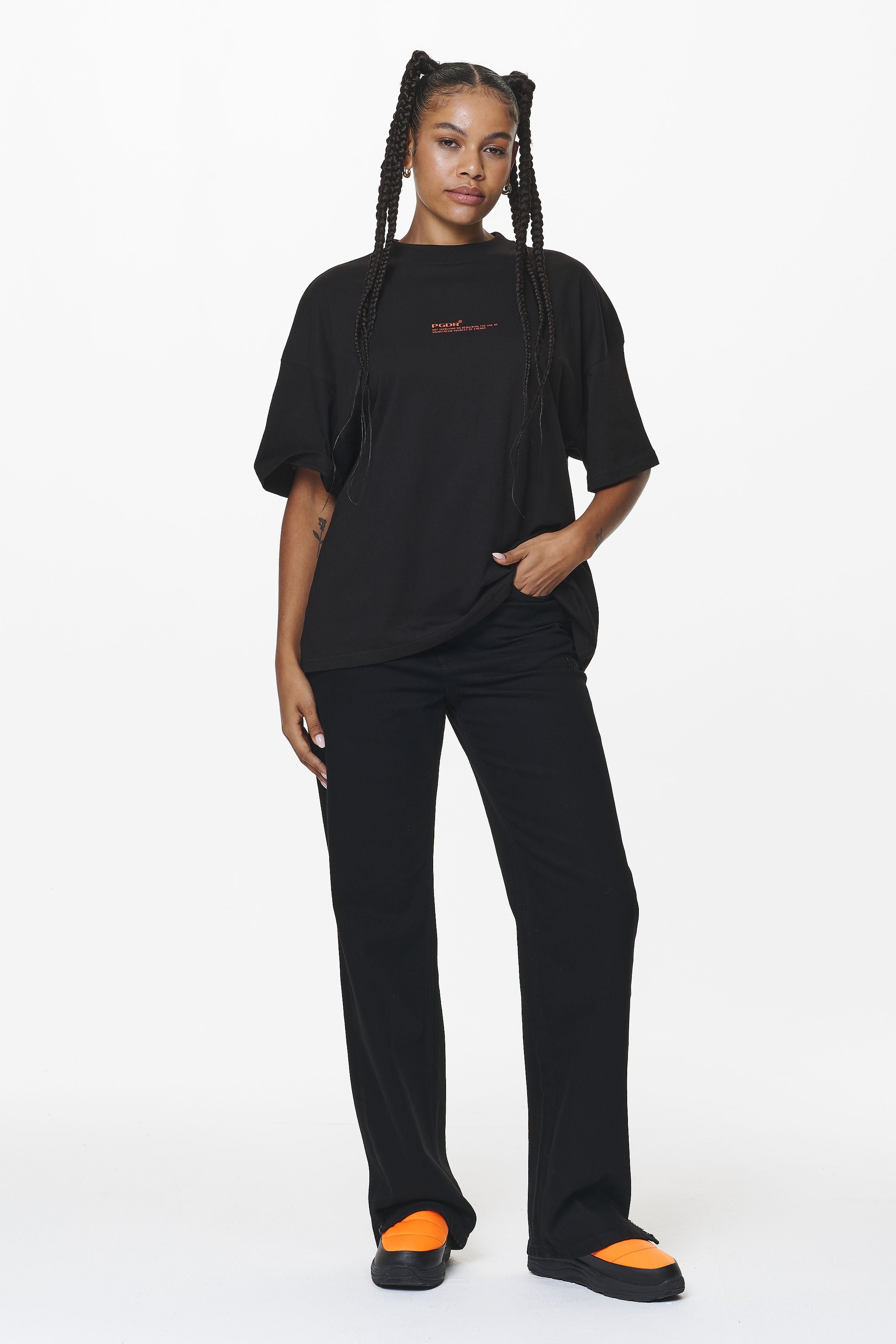 Pegador Navisk Heavy Oversized Tee Black Ganzkörper Bild aus der Do not Disturb Kollektion für DaHerren