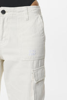 Pegador Bodo Wide Cargo Pants Salty Cream Detailshot aus der Do not Disturb Kollektion für DaHerren