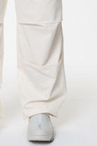 Pegador Askoy Tower Skydiver Track Pants Salty Cream Detailshot aus der Do not Disturb Kollektion für DaHerren