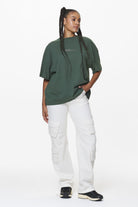 Pegador Navisk Heavy Oversized Tee Washed Sage Green Ganzkörper Bild aus der Do not Disturb Kollektion für DaHerren