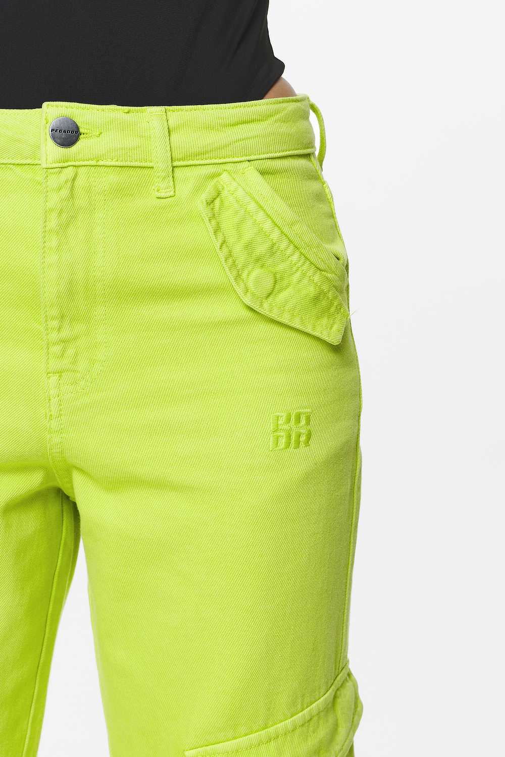 Pegador Maloy Cargo Wide Jeans Washed Lime Yellow Detailshot aus der Do not Disturb Kollektion für DaHerren