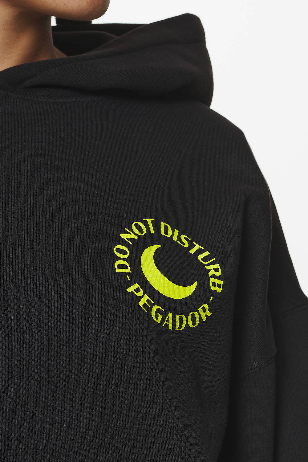 Pegador Ekne Oversized Hoodie Black Detailshot aus der Do not Disturb Kollektion für DaHerren