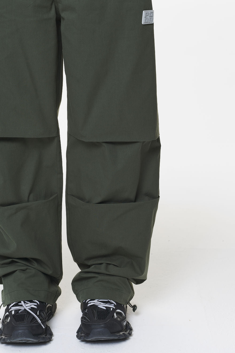 Pegador Askoy Tower Skydiver Track Pants Sage Green Detailshot aus der Do not Disturb Kollektion für DaHerren