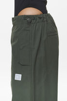 Pegador Askoy Tower Skydiver Track Pants Sage Green Detailshot aus der Do not Disturb Kollektion für DaHerren