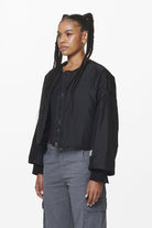 Pegador Floro Volume Puffer Bomber Jacket Black Gegenansicht aus der Do not Disturb Kollektion für DaHerren