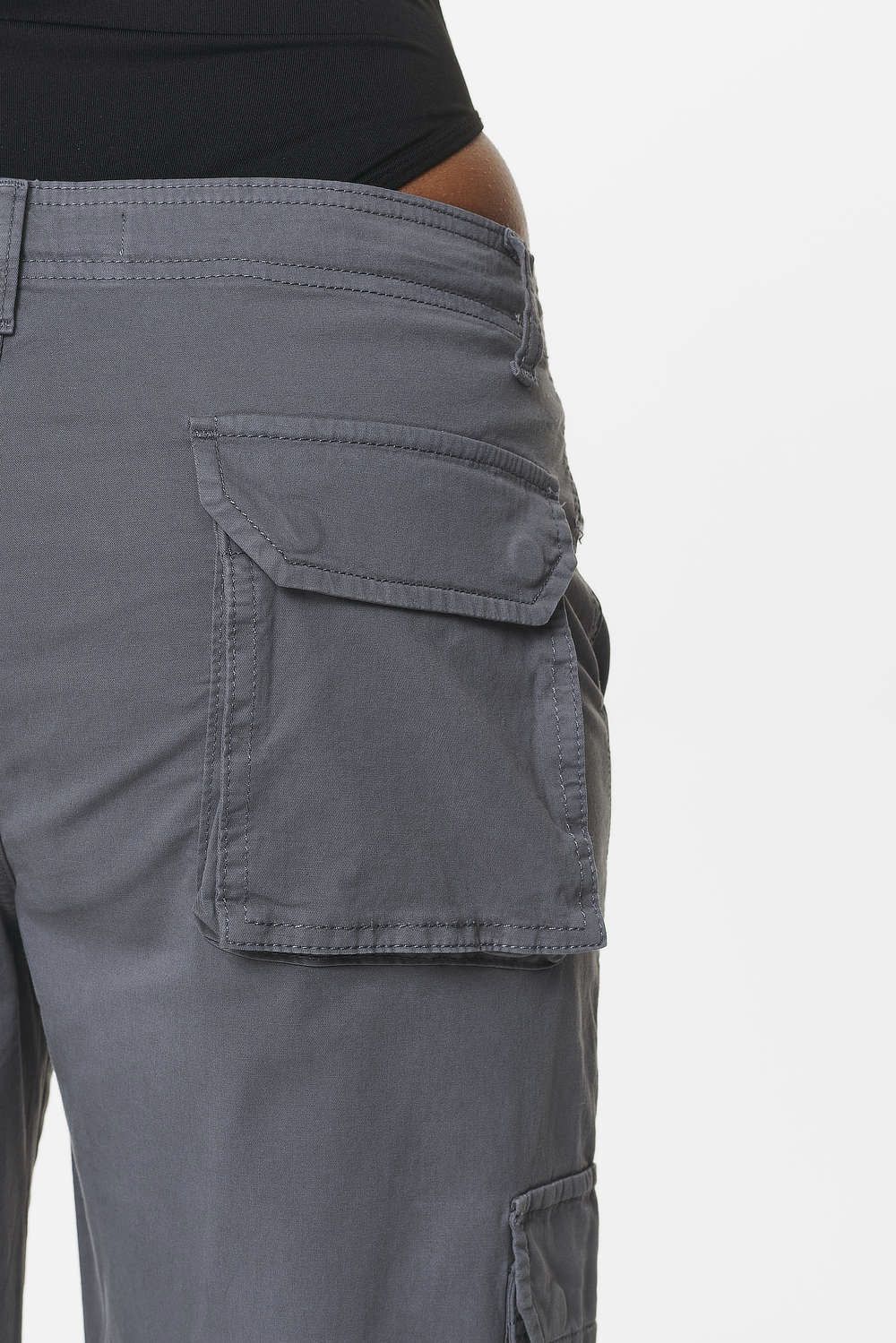 Pegador Tanum Wide Cargo Pants Anthracite Grey Detailshot aus der Do not Disturb Kollektion für DaHerren