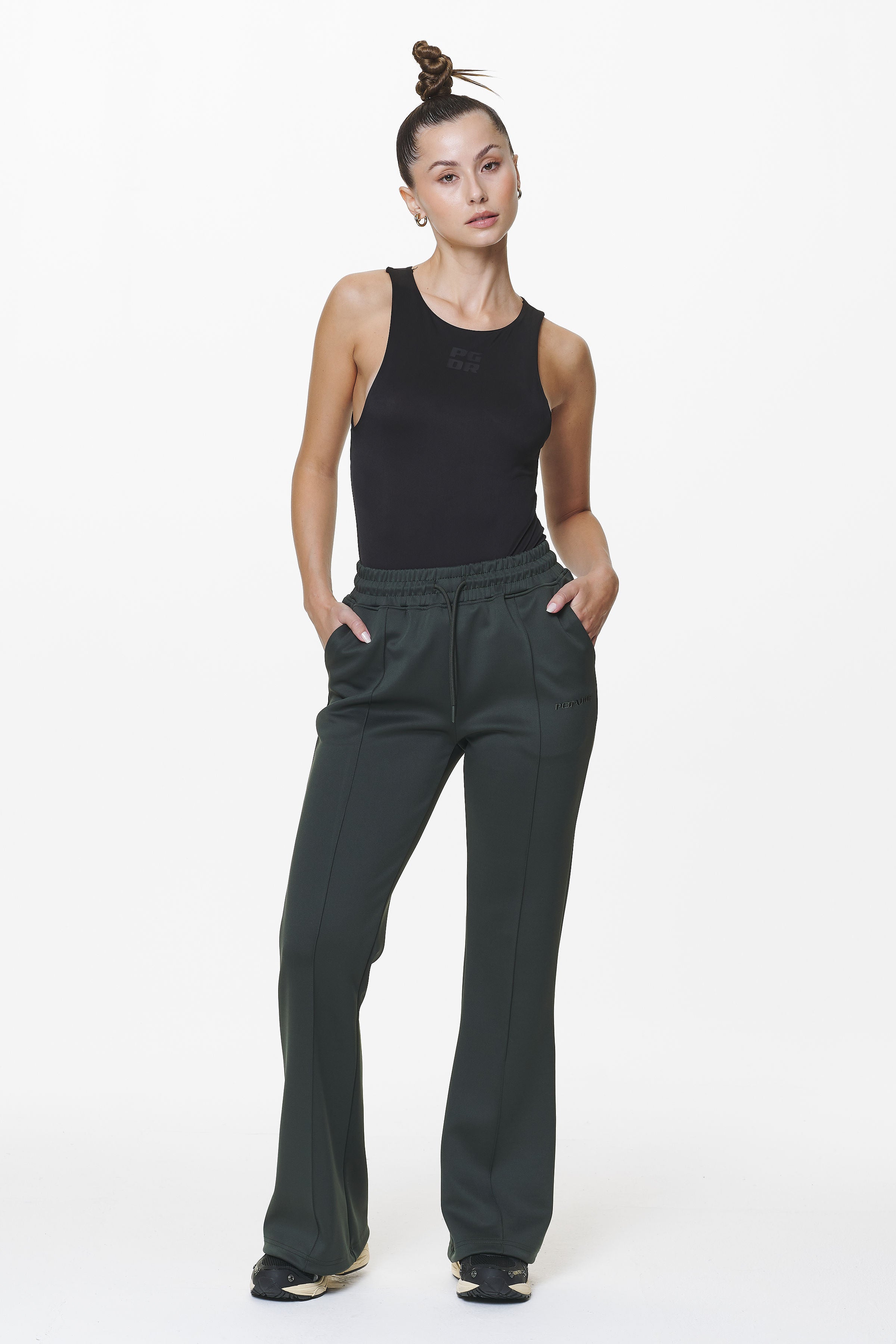 Pegador Clair Flared Track Pants Sage Green Ganzkörper Bild aus der Do not Disturb Kollektion für DaHerren