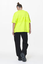 Pegador Groven Heavy Oversized Tee Washed Lime Yellow Ganzkörper Bild aus der Do not Disturb Kollektion für DaHerren