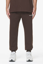 Pegador Logo Heavy Sweat Jogger Washed Oak Brown Gum Hauptansicht aus der Do not Disturb Kollektion für Herren