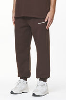 Pegador Logo Heavy Sweat Jogger Washed Oak Brown Gum Seitenansicht aus der Do not Disturb Kollektion für Herren