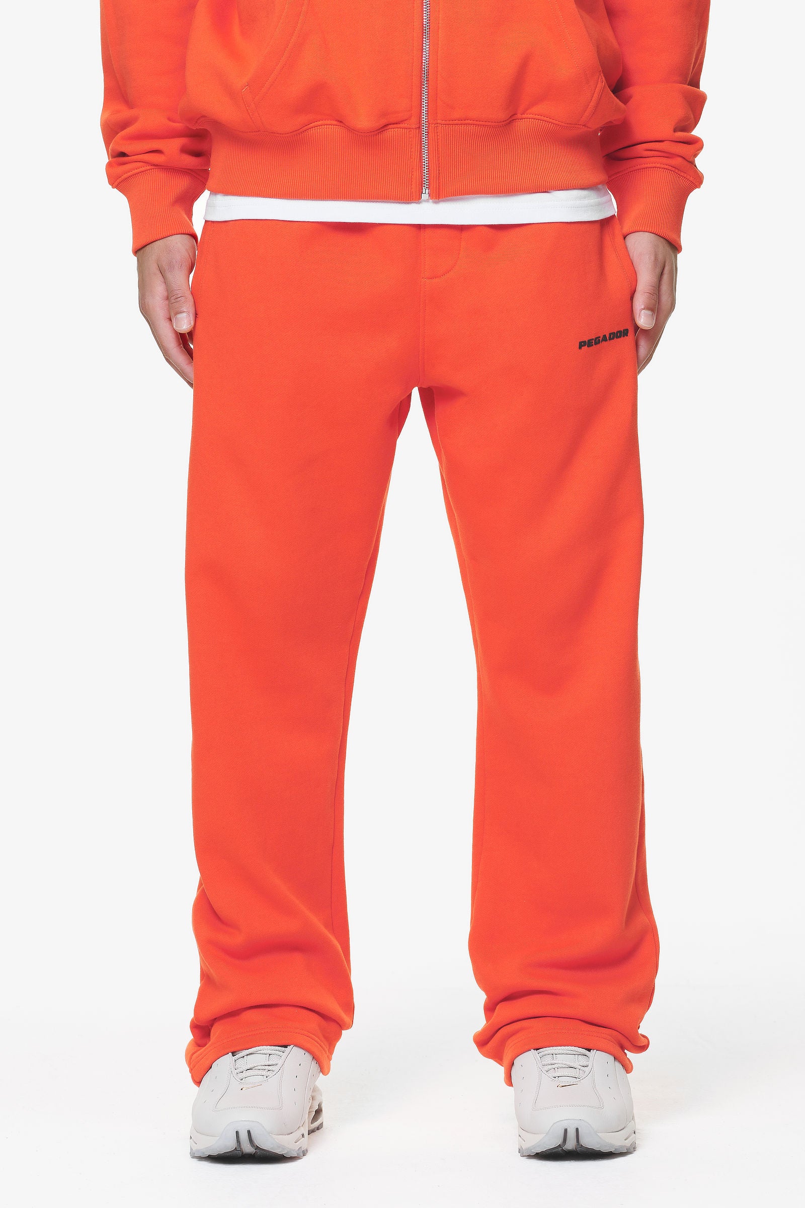 Pegador Logo Wide Sweat Pants Washed Signal Red Gum Hauptansicht aus der Do not Disturb Kollektion für Herren