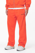 Pegador Logo Wide Sweat Pants Washed Signal Red Gum Seitenansicht aus der Do not Disturb Kollektion für Herren