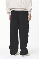 Pegador Bantam Wide Cargo Pants Black Detailshot aus der Do not Disturb Kollektion für Herren