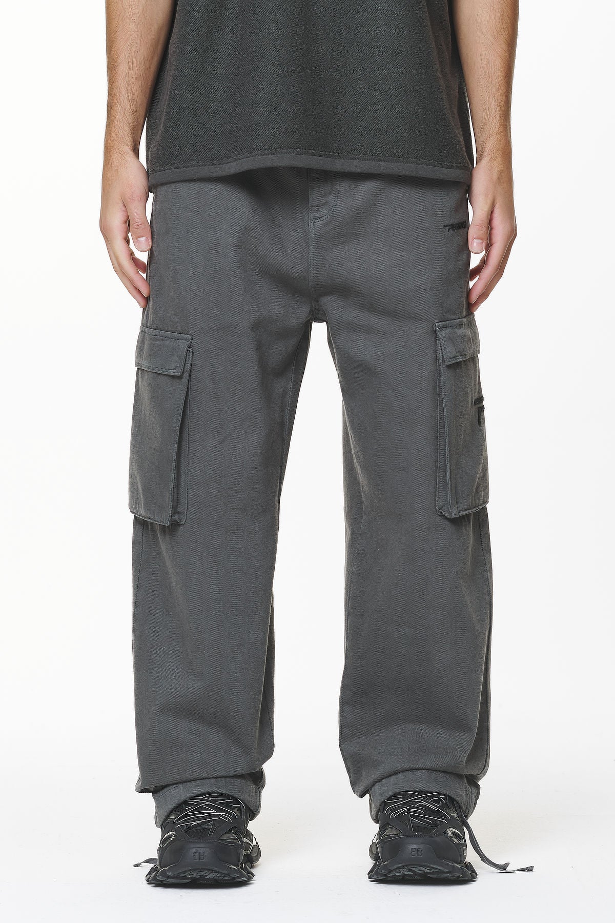 Pegador Paden Wide Cargo Pants Volcano Grey Gegenansicht aus der Do not Disturb Kollektion für Herren