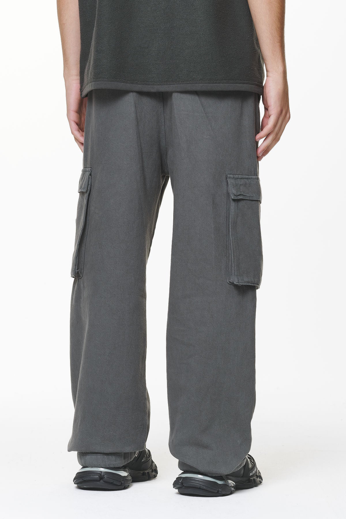 Pegador Paden Wide Cargo Pants Volcano Grey Detailshot aus der Do not Disturb Kollektion für Herren