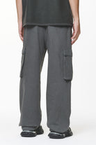 Pegador Paden Wide Cargo Pants Volcano Grey Detailshot aus der Do not Disturb Kollektion für Herren