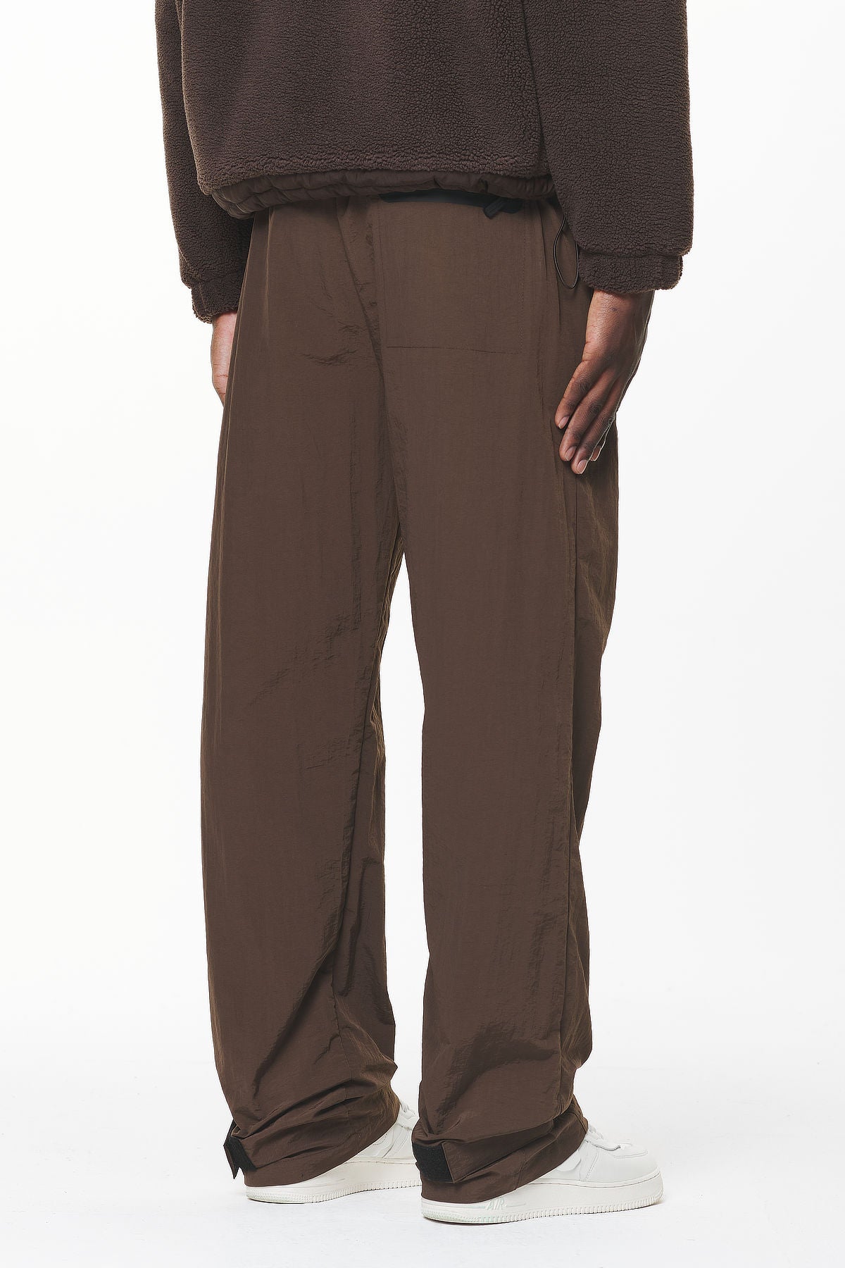 Pegador Rydal Tech Pants Oak Brown Detailshot aus der Do not Disturb Kollektion für Herren