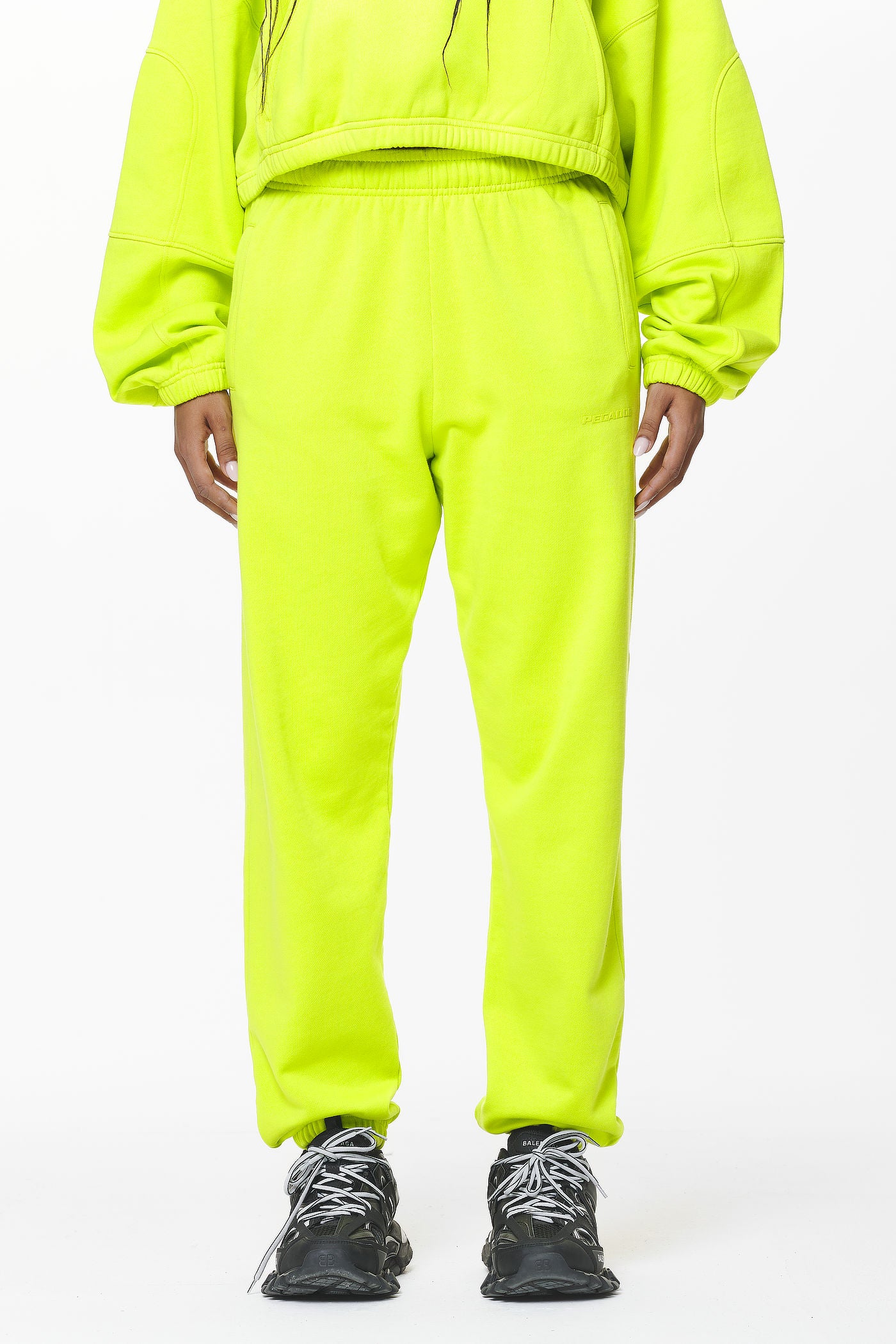 Pegador Villa High Waisted Sweat Pants Washed Lime Yellow Gum Seitenansicht aus der Do not Disturb Kollektion für DaHerren