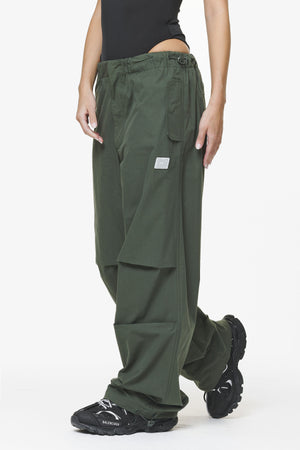 Pegador Askoy Tower Skydiver Track Pants Sage Green Hauptansicht aus der Do not Disturb Kollektion für DaHerren