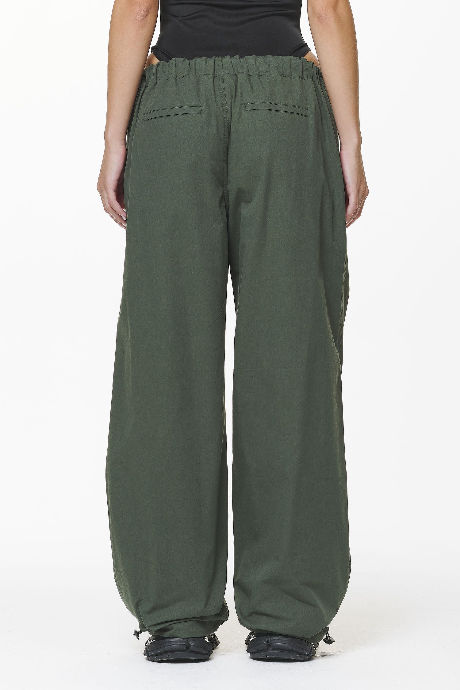 Pegador Askoy Tower Skydiver Track Pants Sage Green Gegenansicht aus der Do not Disturb Kollektion für DaHerren