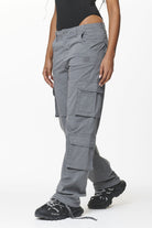 Pegador Tanum Wide Cargo Pants Anthracite Grey Seitenansicht aus der Do not Disturb Kollektion für DaHerren