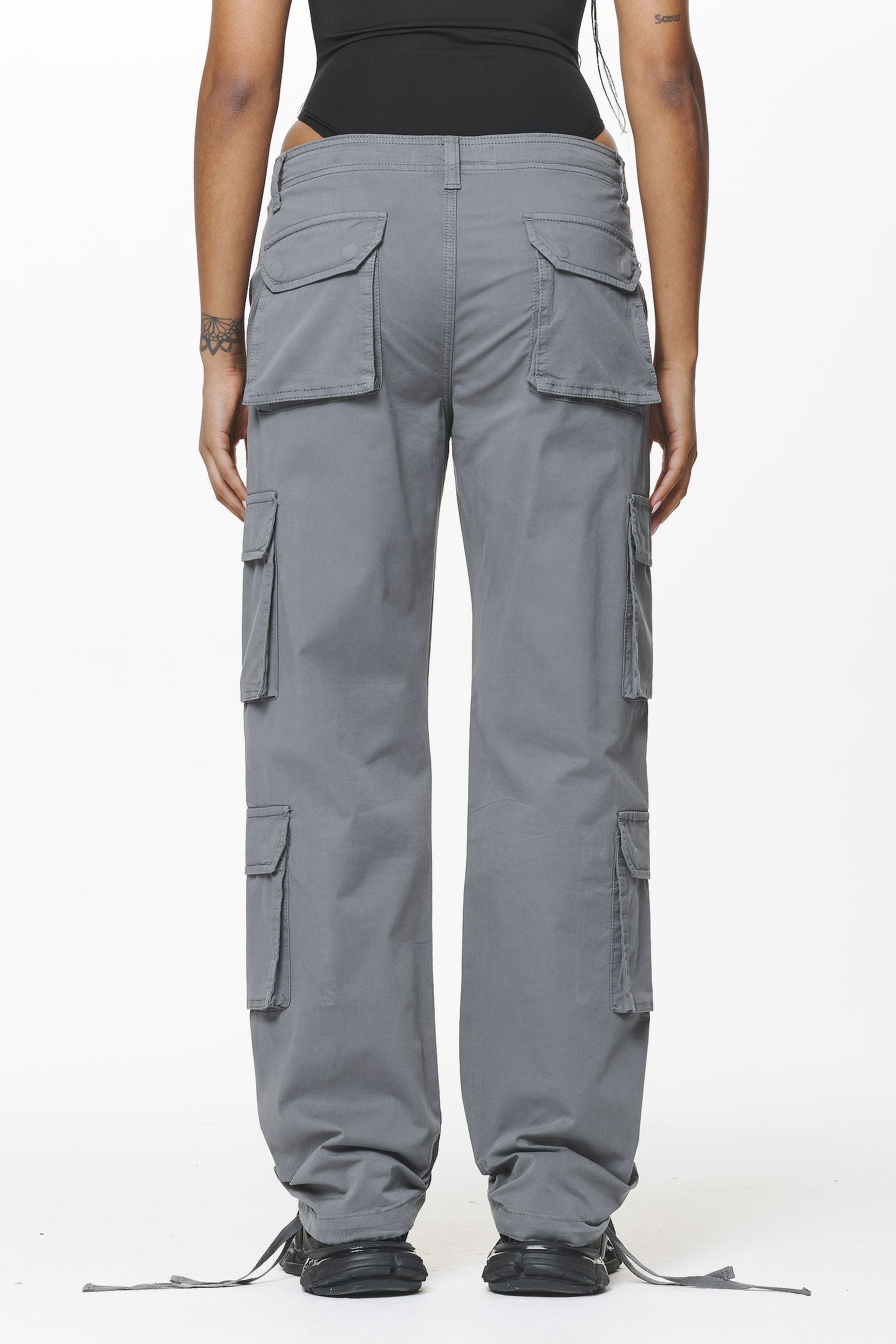 Pegador Tanum Wide Cargo Pants Anthracite Grey Gegenansicht aus der Do not Disturb Kollektion für DaHerren