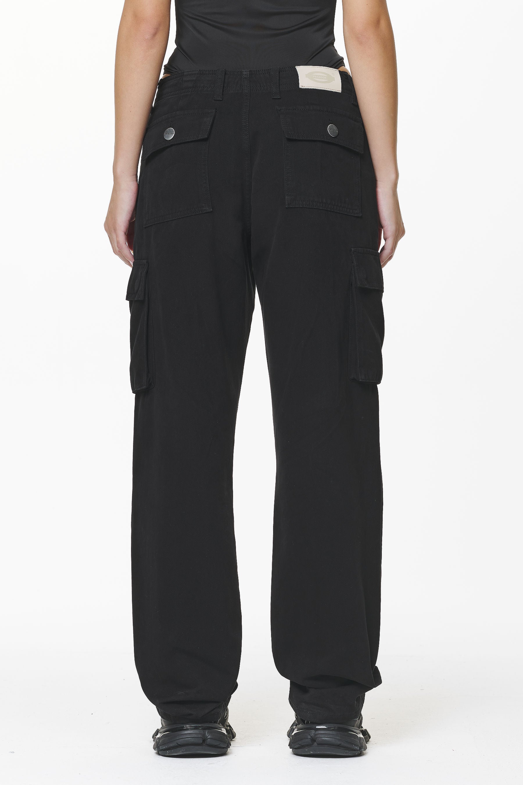 Pegador Bodo Wide Cargo Pants Black Detailshot aus der Do not Disturb Kollektion für DaHerren