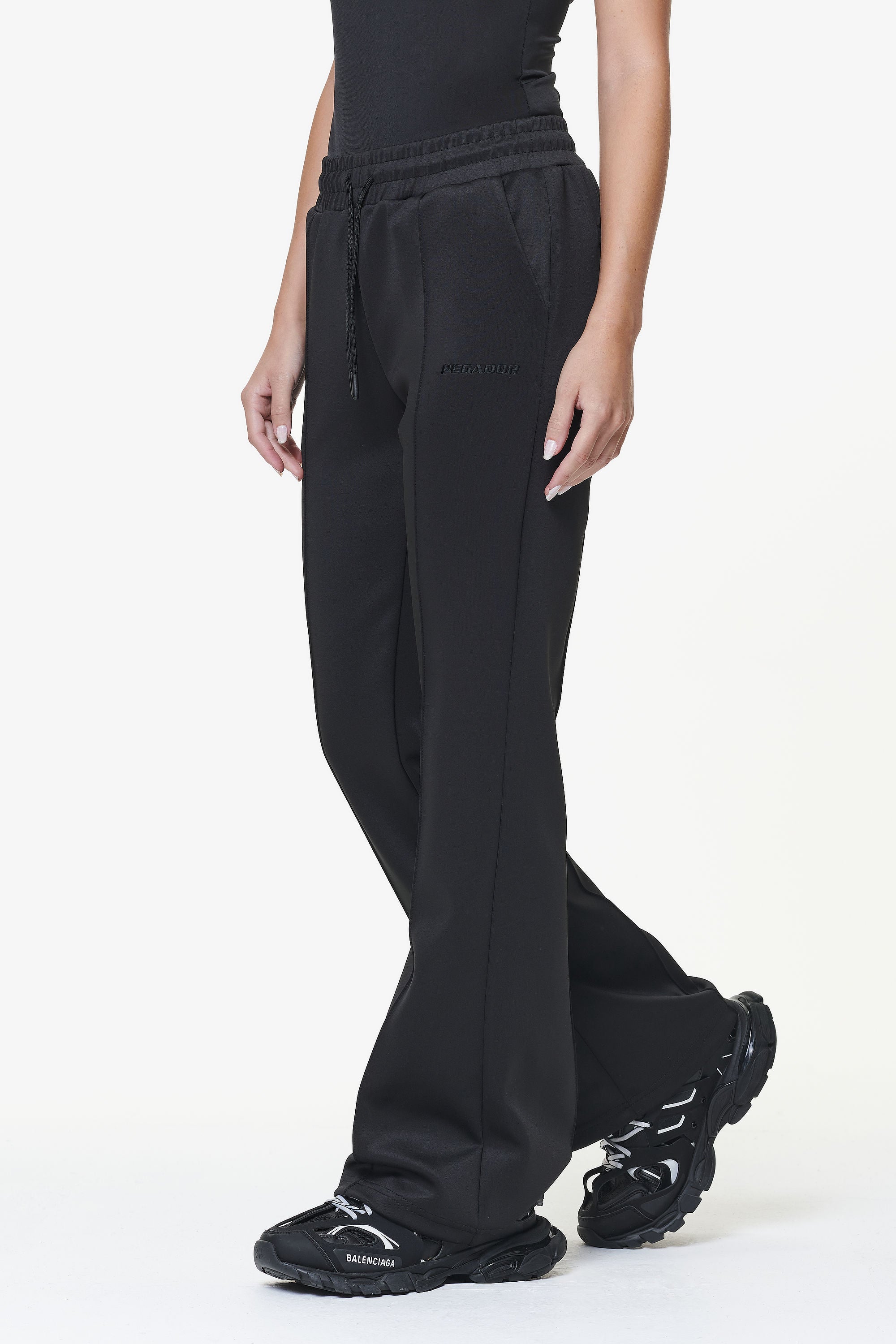 Pegador Clair Flared Track Pants Black Hauptansicht aus der Do not Disturb Kollektion für DaHerren