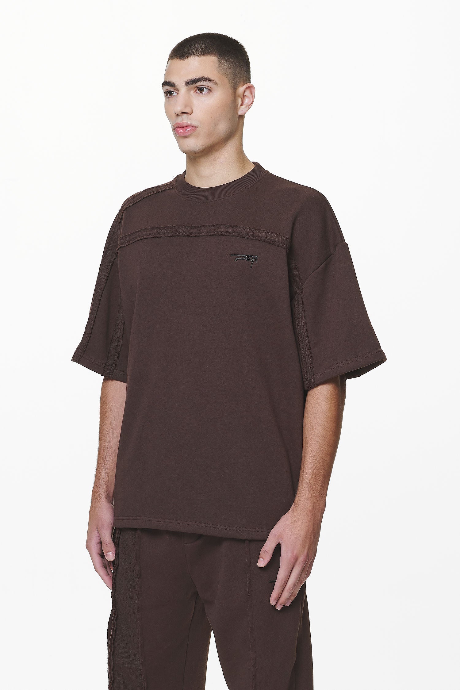 Pegador Abart Inside Out Boxy Tee Washed Oak Brown Seitenansicht aus der Do not Disturb Kollektion für Herren