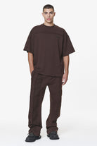 Pegador Abart Inside Out Boxy Tee Washed Oak Brown Ganzkörper Bild aus der Do not Disturb Kollektion für Herren