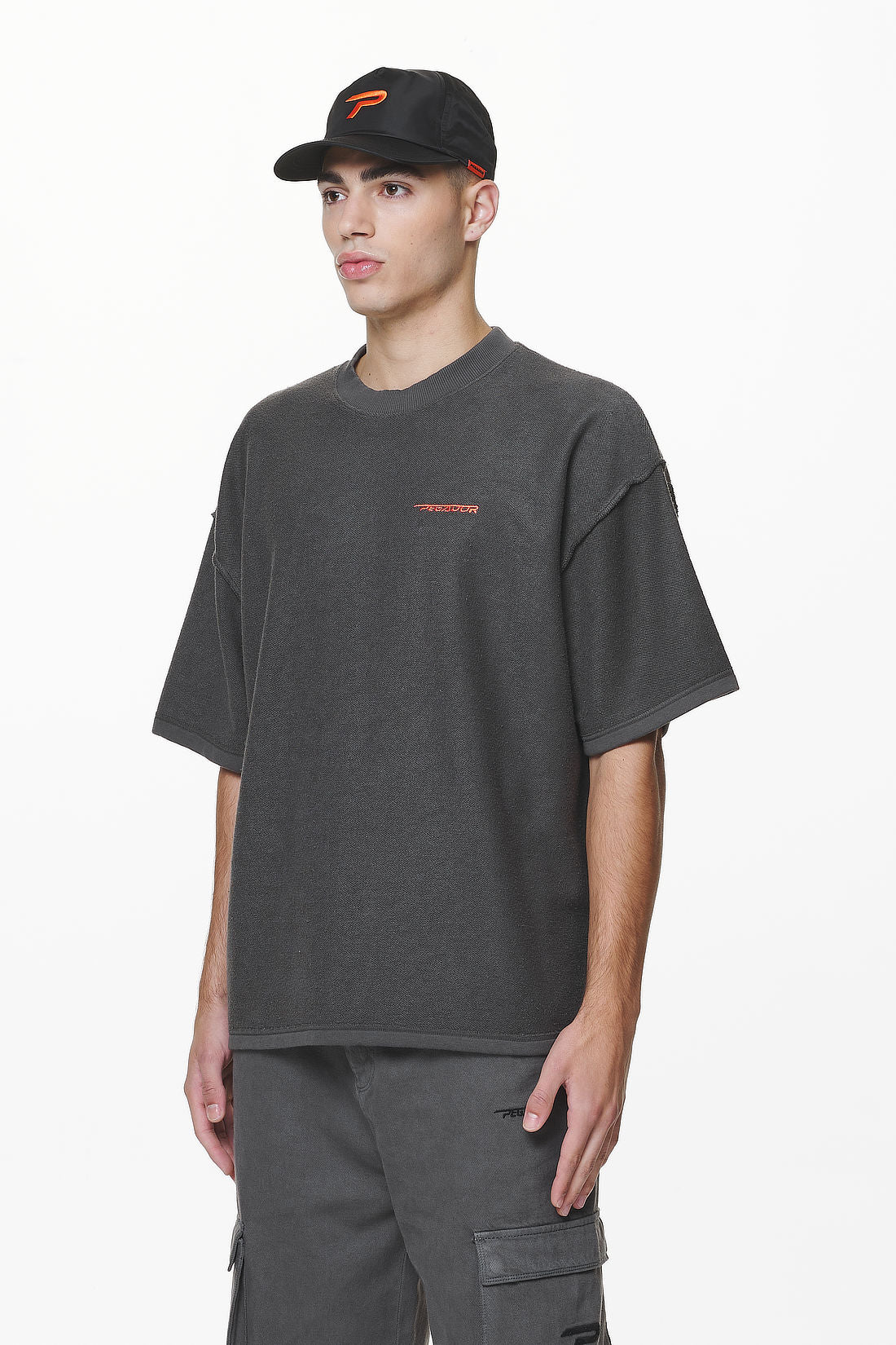 Pegador Wintor Inside Out Boxy Tee Washed Volcano Grey Seitenansicht aus der Do not Disturb Kollektion für Herren