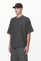 Pegador Wintor Inside Out Boxy Tee Washed Volcano Grey Seitenansicht aus der Do not Disturb Kollektion für Herren