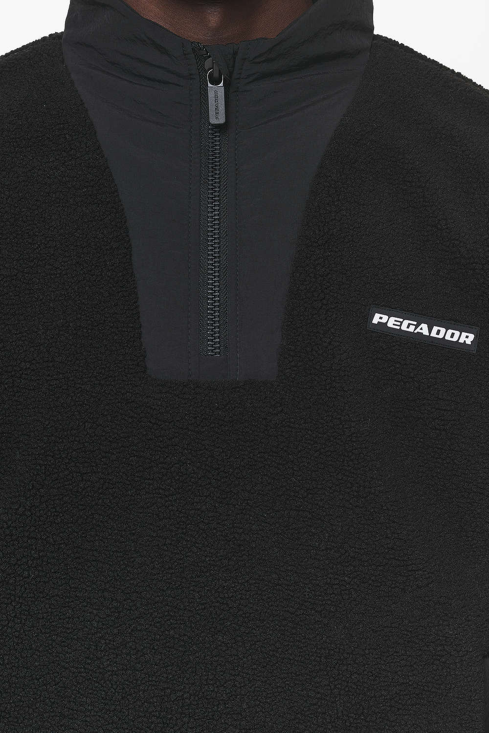 Pegador Fierro Teddy Halfzip Sweater Black Detailshot aus der Do not Disturb Kollektion für Herren