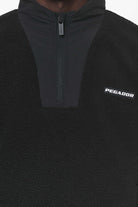 Pegador Fierro Teddy Halfzip Sweater Black Detailshot aus der Do not Disturb Kollektion für Herren