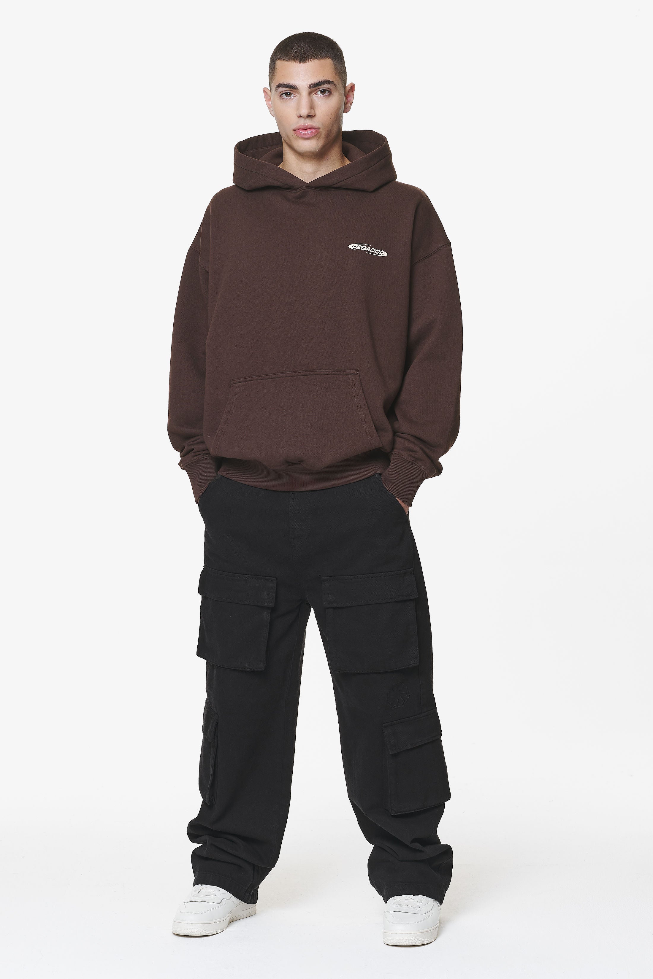 Pegador Crail Oversized Hoodie Washed Oak Brown Ganzkörper Bild aus der Do not Disturb Kollektion für Herren